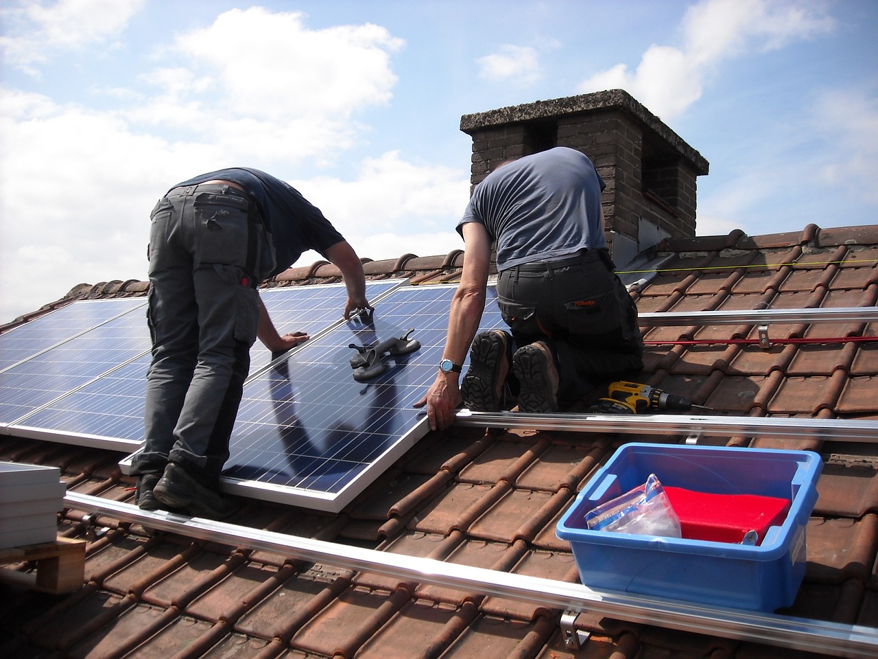 Aurinkopaneeli voidaan asentaa omakotitalon katolle helposti