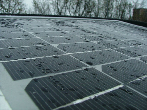 Aurinkopaneelit puhdistuvat sateella